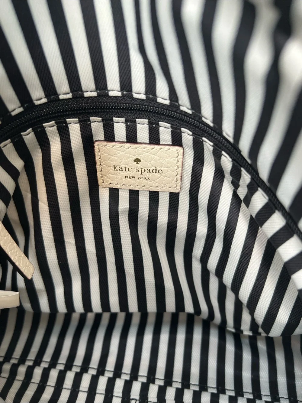 Kate Spade New York Black/White Colorblock Pebbled Zip Tassel
